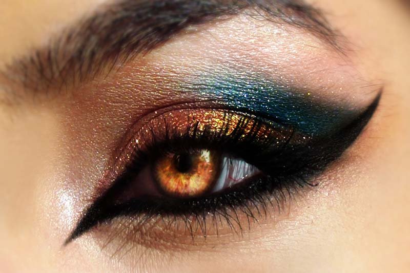 Makeup Tips for Contact Lens Wearers, how to get makeup off contact lenses, best eyeliner for contact wearers, eyeliner makes contacts blurry, do you put contacts in before or after makeup, can i wear eyeliner with contact lenses, how to avoid getting makeup on contacts, mascara safe for contact lenses, best drugstore mascara for contact lens wearers,