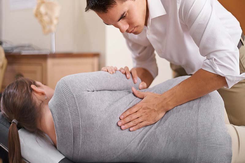 Back Pain Chiropractor & 12 Signs That You Need One