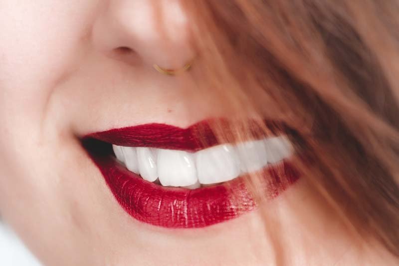 How to Naturally Whiten Teeth : 自然美白牙齒的方法