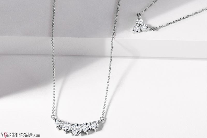 A chain with a diamond which will highlight every décolletage